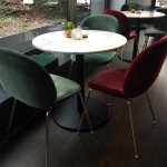 Marmeren tafel rond met velvet stoelen