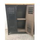 Metalen kabinetkast met houten bovenplank
